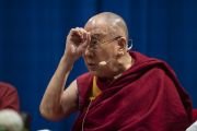 Его Святейшество Далай-лама жестикулирует, отвечая на вопрос во время лекции, организованной в рамках празднования 25-й годовщины со дня открытия колледжа им. Гуру Нанака. Мумбаи, Индия. 13 декабря 2018 г. Фото: Лобсанг Церинг.