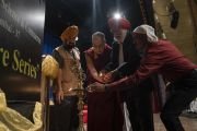 Его Святейшество Далай-лама принимает участие в зажжении светильника в начале празднования 25-й годовщины со дня открытия колледжа им. Гуру Нанака. Мумбаи, Индия. 13 декабря 2018 г. Фото: Лобсанг Церинг.