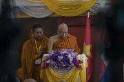 Досточтимый Пхрапромвачираян Прасит Суддхибандху, член Верховного совета Сангхи Таиланда, выступает на открытии международного семинара по Трипитаке. Бодхгая, штат Бихар, Индия. 22 декабря 2018 г. Фото: Лобсанг Церинг.