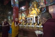 Перед тем как отправиться на площадку для проведения учений, Его Святейшество Далай-лама возносит молитвы и восхваления у статуй Будды в главном тибетском монастыре Гаден Пхелгьелинг. Бодхгая, штат Бихар, Индия. 24 декабря 2018 г. Фото: Лобсанг Церинг.