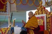 Его Святейшество Далай-лама считает на четках количество начитанных строф во время первого дня посвящений «Цикла учений Манджушри». Бодхгая, штат Бихар, Индия. 28 декабря 2018 г. Фото: Лобсанг Церинг.