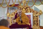 Его Святейшество Далай-лама обращается к собравшимся в начале церемонии подношения молебна о долгой жизни. Бодхгая, штат Бихар, Индия. 31 декабря 2018 г. Фото: Лобсанг Церинг.