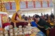Президент Центральной тибетской администрации доктор Лобсанг Сенге совершает традиционное подношение мандалы во время молебна о долгой жизни Его Святейшества Далай-ламы. Бодхгая, штат Бихар, Индия. 31 декабря 2018 г. Фото: Лобсанг Церинг.