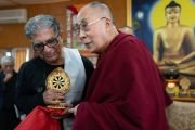 По завершении встречи Его Святейшество Далай-лама преподносит в дар Дипаку Чопре изображение колеса Дхармы. Дхарамсала, Индия. 11 февраля 2019 г. Фото: Тензин Чойджор.