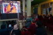 Верующие, расположившиеся во дворе главного тибетского храма, смотрят трансляцию учений Его Святейшества Далай-ламы на больших экранах. Дхарамсала, Индия. 21 февраля 2019 г. Фото: Тензин Чойджор.