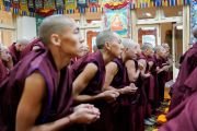 Монахи, готовящиеся принять полные монашеские обеты, ожидают, когда Его Святейшество Далай-лама начнет церемонию. Дхарамсала, Индия. 8 марта 2019 г. Фото: дост. Тензин Джампхел.