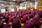 Монахи, готовящиеся принять полные монашеские обеты, возносят молитвы вместе с Его Святейшеством Далай-ламой. Дхарамсала, Индия. 8 марта 2019 г. Фото: дост. Тензин Джампхел.