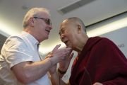 Его Святейшество Далай-лама и его давний друг Ричард Мур, лишившийся зрения в детстве и простивший выстрелившего в него солдата, обмениваются приветствиями перед началом встречи с журналистами. Нью-Дели, Индия. 4 апреля 2019 г. Фото: Тензин Чойджор. Его Святейшество Далай-лама и его давний друг Ричард Мур, лишившийся зрения в детстве и простивший выстрелившего в него солдата, обмениваются приветствиями перед началом встречи с журналистами. Нью-Дели, Индия. 4 апреля 2019 г. Фото: Тензин Чойджор.