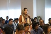Одна из слушательниц задает вопрос Его Святейшеству Далай-ламе во время встречи с участниками семинаров по светской этике из стран Ассоциации регионального сотрудничества Южной Азии (СААРК). Нью-Дели, Индия. 4 апреля 2019 г. Фото: Тензин Чойджор. Одна из слушательниц задает вопрос Его Святейшеству Далай-ламе во время встречи с участниками семинаров по светской этике из стран Ассоциации регионального сотрудничества Южной Азии (СААРК). Нью-Дели, Индия. 4 апреля 2019 г. Фото: Тензин Чойджор.