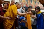 По прибытии в главный тибетский храм Его Святейшество Далай-лама утешает маленького мальчика. Дхарамсала, Индия. 10 мая 2019 г. Фото: Тензин Чойджор.
