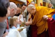 Его Святейшество Далай-лама тепло приветствует маленькую девочку в составе группы организаторов, перед тем как направиться из своей резиденции в главный тибетский храм. Дхарамсала, Индия. 10 мая 2019 г. Фото: Тензин Чойджор.
