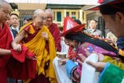 Члены тибетского сообщества подносят Его Святейшеству Далай-ламе традиционное приветствие по прибытии в главный тибетский храм. Дхарамсала, Индия. 17 мая 2019 г. Фото: Тензин Чойджор.