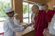 Его Святейшество Далай-лама приветствует юных слушателей во время перерыва в ходе открытия конференции «Восхваление разнообразия исламского мира», организованной в Международном центре Индии. Нью-Дели, Индия. 15 июня 2019 г. Фото: Тензин Чойджор.