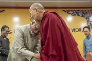 Его Святейшество Далай-лама обнимает бывшего вице-президента Индии Хамида Ансари, прибывшего на конференцию «Восхваление разнообразия исламского мира». Нью-Дели, Индия. 15 июня 2019 г. Фото: Тензин Чойджор.
