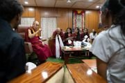 Его Святейшество Далай-лама дарует наставления студентам и сотрудникам благотворительного фонда «Тонглен», оказывающего поддержку нуждающимся людям, живущим в трущобах. Дхарамсала, Индия. 7 июля 2019 г. Фото: Тензин Чойджор.