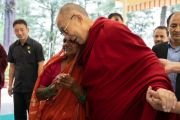 Его Святейшество Далай-лама обнимает мать одного из студентов, получающих помощь благотворительного фонда «Тонглен». Дхарамсала, Индия. 7 июля 2019 г. Фото: Тензин Чойджор.