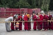 Юные монахи проходят личный досмотр на входе к месту учений Его Святейшества Далай-ламы. Манали, штат Химачал-Прадеш, Индия. 13 августа 2019 г. Фото: Тензин Чойджор (офис ЕСДЛ).