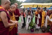 Члены организационного комитета и старшие монахи приветствуют Его Святейшество Далай-ламу по прибытии на площадку для проведения учений. Манали, штат Химачал-Прадеш, Индия. 13 августа 2019 г. Фото: Тензин Чойджор (офис ЕСДЛ).