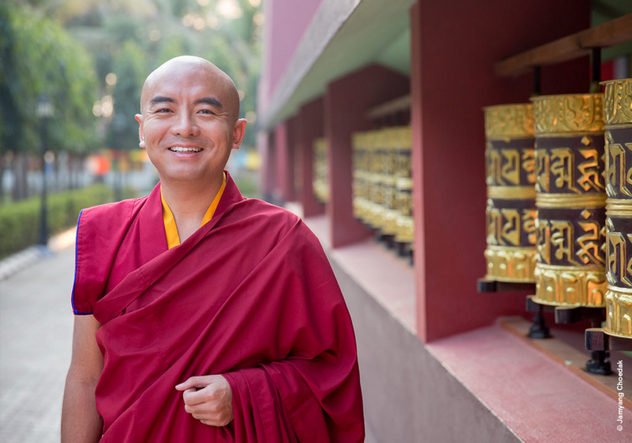 «Вы спите, и вам снится борщ»: интервью с любимым тибетским монахом нейробиологов Мингьюром Ринпоче о неправильном понимании медитации, нигилизме и поиске околосмертного опыта в обыденной жизни