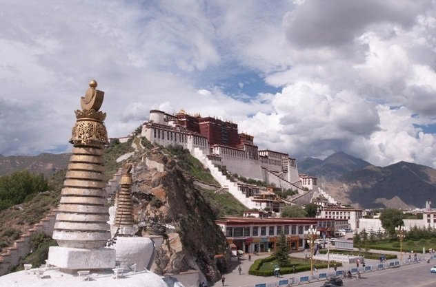 США хотят помешать Китаю избрать следующего Далай-ламу. Конгресс ищет способ наказать Пекин