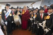Его Святейшество Далай-лама фотографируется с членами музыкальной группы школы Святой Терезы, приветствовавшими его по прибытии на 52-й национальный конгресс Всеиндийской ассоциации католических школ. Мангалуру, штат Карнатака, Индия. 30 августа 2019 г. Фото: Тензин Чойджор (офис ЕСДЛ).