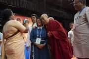 По завершении утренней сессии 52-го национального конгресса Всеиндийской ассоциации католических школ Его Святейшество Далай-лама фотографируется с одной из участниц организационного комитета. Мангалуру, штат Карнатака, Индия. 30 августа 2019 г. Фото: Тензин Чойджор (офис ЕСДЛ).