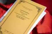 Книга с переводом на несколько языков трактата Нагарджуны «Толкование бодхичитты» (Бодхичитта-виварана), по которому Его Святейшество Далай-лама дарует учения по просьбе буддистов из стран Азии. Дхарамсала, штат Химачал-Прадеш, Индия. 5 сентября 2019 г. Фото: Маттео Пассигато.