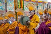 Монахи из монастыря Намдролинг возносят молитвы, в то время как Его Святейшество Далай-лама прибывает в главный тибетский храм на церемонию подношения молебна о долгой жизни. Дхарамсала, штат Химачал-Прадеш, Индия. 13 сентября 2019 г. Фото: Тензин Чойджор.