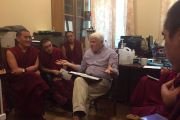Проф. Александр Яковлевич Каплан читает лекцию тибетским монахам на кафедре физиологии человека и животных биологического факультета МГУ. Москва. 10 сентября 2019 г.