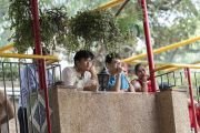 Школьники, которые не нашли свободных мест, слушают лекцию Его Святейшества Далай-ламы, расположившись с краю от аудитории. Дели, Индия. 20 сентября 2019 г. Фото: Тензин Чойджор (офис ЕСДЛ).