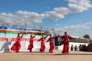Один из творческих коллективов исполняет национальный калмыцкий танец во время церемонии торжественного открытия статуи Будды Майтреи в Лагани. 22 сентября 2019 г. Фото: Центральный хурул Калмыкии.