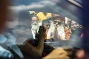 Покидая ашрам Шри Удасина Каршни, Его Святейшество Далай-лама машет рукой на прощание организаторам его визита и местным жителям. Матхура, штат Уттар-Прадеш, Индия. 23 сентября 2019 г. Фото: Тензин Чойджор (офис ЕСДЛ).