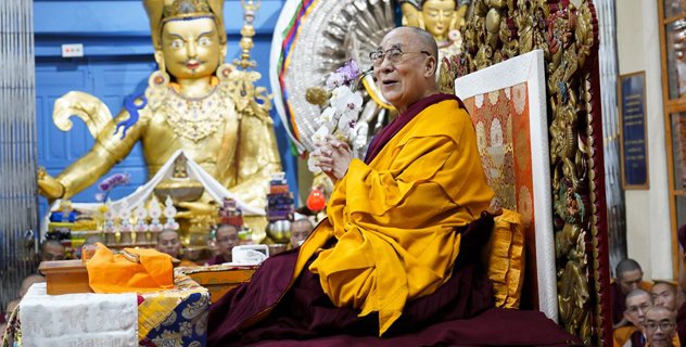 Прямая трансляция. Учения Его Святейшества Далай-ламы по «Драгоценному ожерелью срединного пути» Нагарджуны Прямая трансляция. Учения Его Святейшества Далай-ламы по «Драгоценному ожерелью срединного пути» Нагарджуны