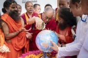 Его Святейшество Далай-лама совершает символическое подношение воды нашей планете во время визита в библиотеку им. Махатмы Ганди в Хариджан Севак Санге, ашраме Ганди. Нью-Дели, Индия. 25 сентября 2019 г. Фото: Тензин Чойджор (офис ЕСДЛ).