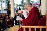 Его Святейшество Далай-лама читает отчет о проведении 3-го специального генерального собрания ЦТА во время встречи с его делегатами. Дхарамсала, штат Химачал-Прадеш, Индия. 6 октября 2019 г. Фото: Тензин Чойджор (офис ЕСДЛ).