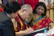 Его Святейшество Далай-лама расписывается в книге почетных гостей, перед тем как отправиться на обед с организаторами визита в университет Читкара. Чандигарх, Индия. 14 октября 2019 г. Фото: Тензин Чойджор (офис ЕСДЛ).
