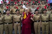 Во время визита в Чандигархский университет Его Святейшество Далай-лама фотографируется с членами Национального кадетского корпуса Индии. Чандигарх, Индия. 15 октября 2019 г. Фото: Тензин Чойджор (офис ЕСДЛ).