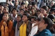 Тибетские и бутанские студенты слушают наставления Его Святейшества Далай-ламы, который остановился, чтобы побеседовать с ними по завершении лекции в Чандигархском университете. Чандигарх, Индия. 15 октября 2019 г. Фото: Тензин Чойджор (офис ЕСДЛ).