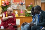 Его Святейшество Далай-лама отвечает на комментарии Мавиена Арика из Южного Судана и Дамилолы Бабтунде из Нигерии во время первого дня диалога, организованного в его резиденции. Дхарамсала, Индия. 23 октября 2019 г. Фото: Тензин Чойджор (офис ЕСДЛ). Его Святейшество Далай-лама отвечает на комментарии Мавиена Арика из Южного Судана и Дамилолы Бабтунде из Нигерии во время первого дня диалога, организованного в его резиденции. Дхарамсала, Индия. 23 октября 2019 г. Фото: Тензин Чойджор (офис ЕСДЛ).