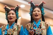 Артисты Тибетского института исполнительских искусств поют песню благодарения Его Святейшеству Далай-ламе во время празднования 60-летия со дня основания института. Дхарамсала, Индия. 29 ктября 2019 г. Фото: Тензин Чойджор (офис ЕСДЛ).