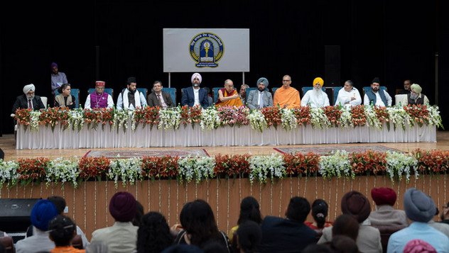 Далай-лама принял участие в межконфессиональном собрании в университете им. Гуру Нанака