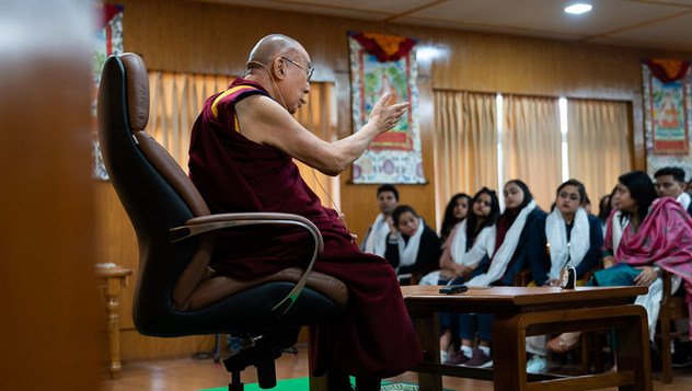 Далай-лама встретился с индийскими буддистами и студентами института массовых коммуникаций