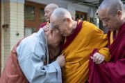 Его Святейшество Далай-лама здоровается с досточтимым Джин-Оком по дороге в главный тибетский храм в первый день учений для буддистов из Кореи. Дхарамсала, Индия. 4 ноября 2019 г. Фото: дост. Тензин Джампхел