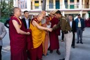 Его Святейшество Далай-лама здоровается с охранником по пути из резиденции в главный тибетский храм. Дхарамсала, Индия. 5 ноября 2019 г. Фото: дост. Тензин Джампхел