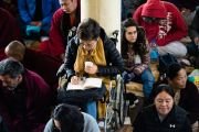 Одна из слушательниц пишет конспект в заключительный день учений Его Святейшества Далай-ламы для буддистов из Кореи. Дхарамсала, Индия. 6 ноября 2019 г. Фото: дост. Тензин Джампхел
