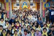 Его Святейшество Далай-лама фотографируется на память с группами корейских буддистов по завершении трехдневных учений в главном тибетском храме. Дхарамсала, Индия. 6 ноября 2019 г. Фото: дост. Тензин Джампхел