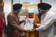 Его Святейшеству Далай-ламе преподносят памятный подарок по завершении паломничества в Золотой храм, которое он совершил по случаю празднования 550-й годовщины со дня рождения основателя сикхизма Гуру Нанака. Амритсар, штат Пенджаб, Индия. 9 ноября 2019 г. Фото: Тензин Чойджор (офис ЕСДЛ).