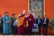 Его Святейшество Далай-лама поднимается на сцену перед началом лекции в школе Святого Колумбы, организованной в рамках празднования 40-летней годовщины со дня создания медитационного центра махаянской традиции «Тушита». Нью-Дели, Индия. 20 ноября 2019 г. Фото: Тензин Чойджор (офис ЕСДЛ).