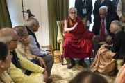 Его Святейшество Далай-лама встречается с членами Индийского института перспективных исследований (Шимла), организовавшими его лекцию в международном центре Индии. Нью-Дели, Индия. 21 ноября 2019 г. Фото: Тензин Чойджор (офис ЕСДЛ).
