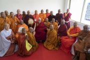 После совместного обеда Его Святейшество Далай-лама фотографируется с делегатами Глобального буддийского конгресса. Аурангабад, штат Махараштра, Индия. 23 ноября 2019 г. Фото: Тензин Чойджор (офис ЕСДЛ). После совместного обеда Его Святейшество Далай-лама фотографируется с делегатами Глобального буддийского конгресса. Аурангабад, штат Махараштра, Индия. 23 ноября 2019 г. Фото: Тензин Чойджор (офис ЕСДЛ).
